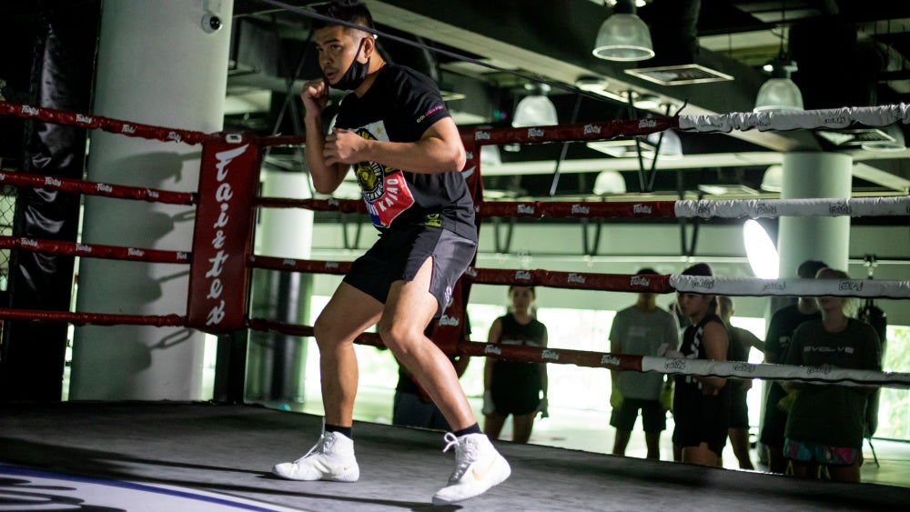 Rising to Victory: The Art and Intensity of Boxing Sports